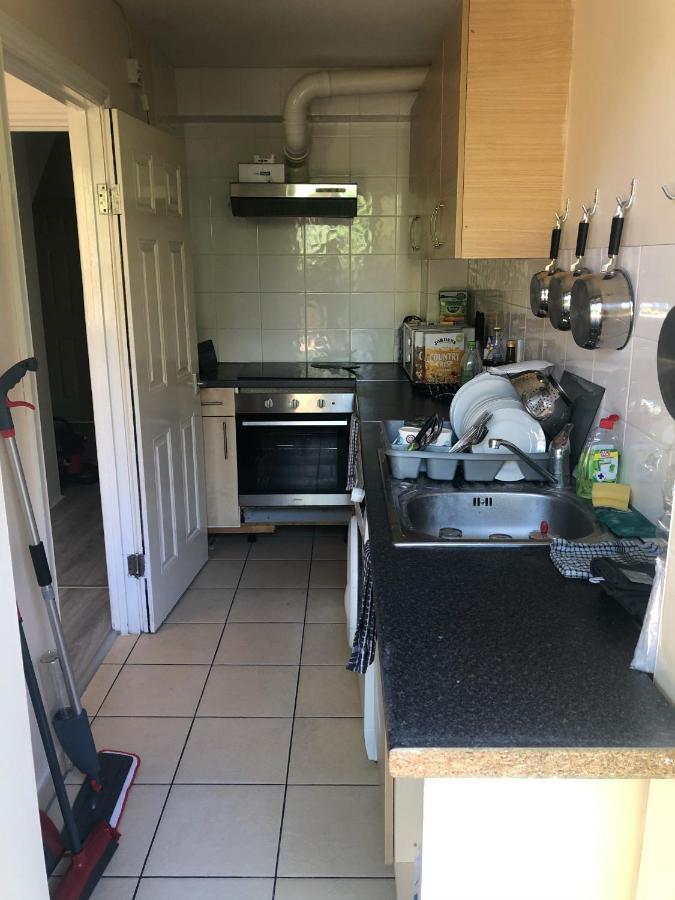 Double Room With Private Bathroom In A 2-Bedrooms House Londres Exterior foto