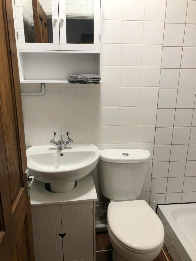 Double Room With Private Bathroom In A 2-Bedrooms House Londres Exterior foto